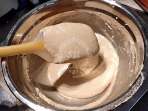 加入剩余1/2的蛋白混合均匀后再倒回蛋白盆中与剩余的蛋白搅拌混合均匀。最后拌好的面糊有张力，舀起后可以呈飘带状下落。