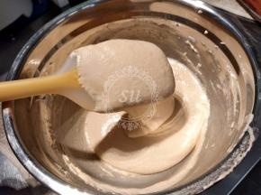 加入剩余1/2的蛋白混合均匀后再倒回蛋白盆中与剩余的蛋白搅拌混合均匀。最后拌好的面糊有张力，舀起后可以呈飘带状下落。