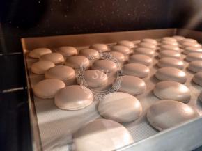 放入烤箱中层。温度调整为 160℃ ，15分钟，后转130℃继续烘烤5分钟