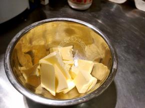 【夹馅部分】

黄油切小块，室温软化