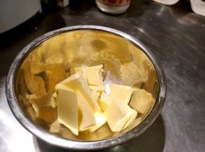 【夹馅部分】

黄油切小块，室温软化