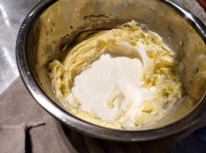 加入淡奶油，直接加液体状的淡奶油，需要是室温的