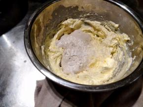 打发均匀后再加入Fluff和海盐，继续打发搅拌混合均匀