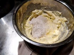 打发均匀后再加入Fluff和海盐，继续打发搅拌混合均匀