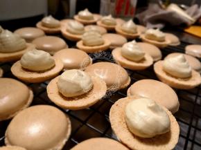 挤在我们烤好晾凉的马卡龙壳上，再组装起来就好啦