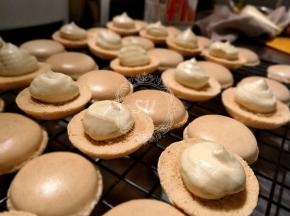 挤在我们烤好晾凉的马卡龙壳上，再组装起来就好啦