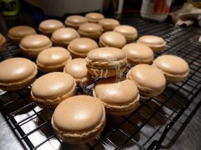 裙边美美的对不对。 Fluff的甜度比直接加糖要更低一些，而且本身产品的奶香味也给马卡龙的外壳带来了不一样的风味。