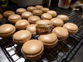 裙边美美的对不对。 Fluff的甜度比直接加糖要更低一些，而且本身产品的奶香味也给马卡龙的外壳带来了不一样的风味。