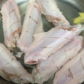 锅中放入适量的水，将一半的料酒和三片姜放入锅中，在将鸭趐放入焯水三分钟