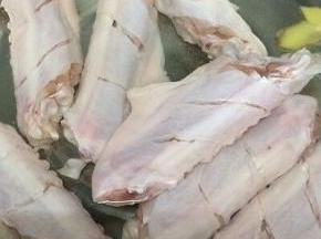 锅中放入适量的水，将一半的料酒和三片姜放入锅中，在将鸭趐放入焯水三分钟