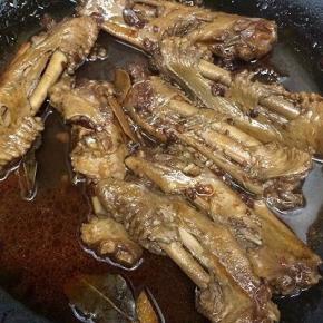 最后加入500克开水，按煮饭键，等开了以后再煮五分钟左右，然后关闭，等到快凉时，在按煮饭键，在煮五分钟左右，然后在关闭电源，在锅中闷十五分钟