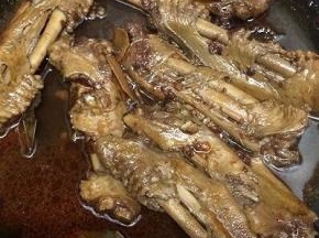 最后加入500克开水，按煮饭键，等开了以后再煮五分钟左右，然后关闭，等到快凉时，在按煮饭键，在煮五分钟左右，然后在关闭电源，在锅中闷十五分钟