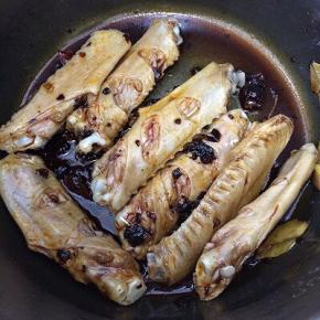 端起锅摇几下，使鸭翅都均匀的裹上酱料