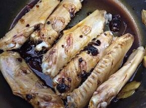 端起锅摇几下，使鸭翅都均匀的裹上酱料