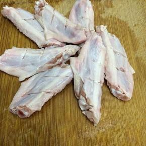 鸭趐洗干净，用刀在两边划上两刀