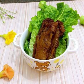 美味可口的酱鸭翅做好了