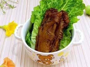 美味可口的酱鸭翅做好了