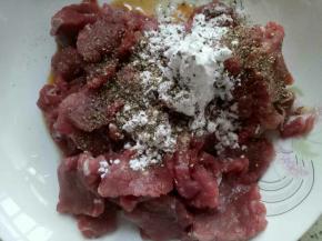 加入生抽料酒少许盐孜然和淀粉拌均匀放15分钟左右入味