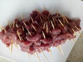 把牙签用开水烫三分钟捞出把牛肉串起备用