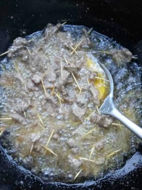 锅子放入油大火烧开把牛肉倒进去油炸，同时换小火炸三到五分钟即可，也可以自己尝一下八分熟关火捞出