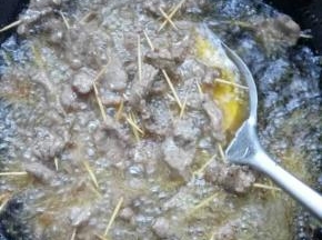 锅子放入油大火烧开把牛肉倒进去油炸，同时换小火炸三到五分钟即可，也可以自己尝一下八分熟关火捞出