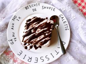 淋上巧克力酱。