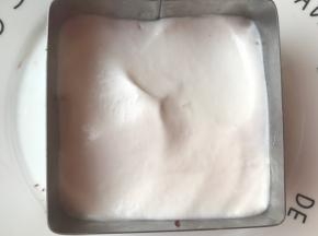 倒一部分在铺了蛋糕的慕斯模具。