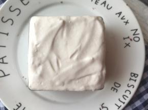 再盖一层蛋糕片最后倒满冰淇淋液。