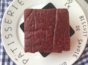 提前烤好一个蛋糕，什么种类都可以，我烤的是红丝绒蛋糕。用模具压出喜欢的形状，切割也可以。