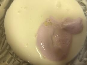 开始做冰淇淋：液体棉花糖放入淡奶油中，可以用25克糖代替。