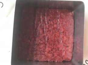 慕斯模放在盘子上，放入一片蛋糕片。