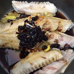 将所有的材料倒入电饭锅中