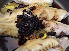 将所有的材料倒入电饭锅中