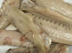 将鸭翅捞出