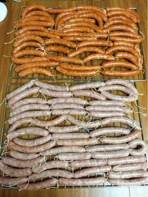 用针扎一扎，然后用手前后轻轻揉滚一下，排出肠里的气。