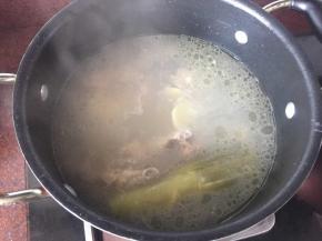 将鸡骨架和汤继续慢火炖3小时