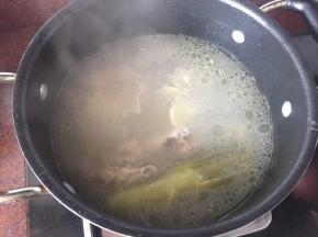 将鸡骨架和汤继续慢火炖3小时