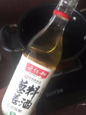 现在做叉烧酱汁：锅里倒入200ml清酒和10ml葱姜料酒
