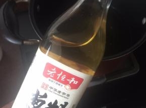 现在做叉烧酱汁：锅里倒入200ml清酒和10ml葱姜料酒