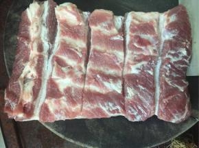 然后将五花肉表面划4个口，在猪肉表面撒上盐，涂抹均匀