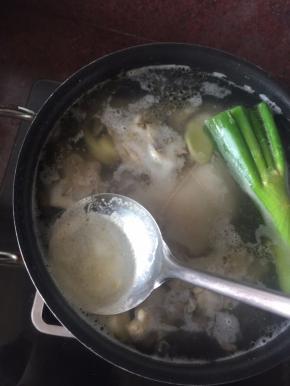 待水开后，撇去浮沫，转小火煮1小时