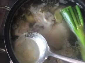 待水开后，撇去浮沫，转小火煮1小时