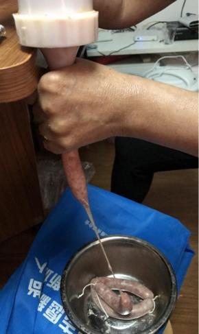 关于罐装，用的买肠衣送的工具，就是两个字，耐心，一个人罐装有点费劲，还是两个人配合吧，不要急，脆皮肠的肠衣非常薄，力用大了容易破，一点点的罐，肉慢慢往尾端送，耐心即可。