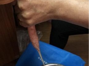 关于罐装，用的买肠衣送的工具，就是两个字，耐心，一个人罐装有点费劲，还是两个人配合吧，不要急，脆皮肠的肠衣非常薄，力用大了容易破，一点点的罐，肉慢慢往尾端送，耐心即可。
