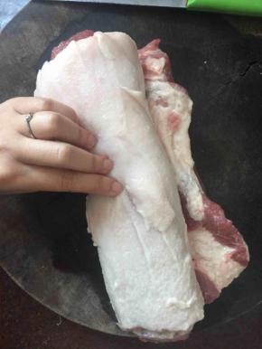 将猪肉卷起