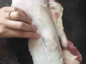 将猪肉卷起
