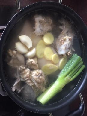 加入京葱、蒜头、姜片