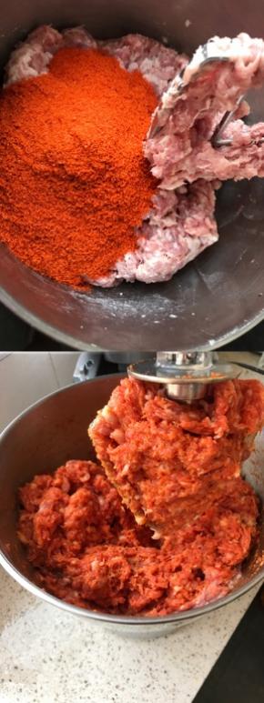 加入奥尔良粉，关于放盐和奥尔良烤肉粉的量，取决于你的奥尔良粉是否盐分高，有的品牌奥尔良粉非常咸，那么还需要减量呢，比如我今天从市场买的就比较淡，我又加了两勺盐，一起顺时针搅匀。