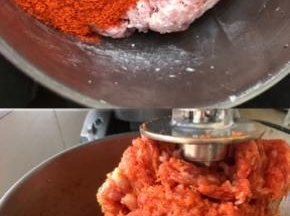 加入奥尔良粉，关于放盐和奥尔良烤肉粉的量，取决于你的奥尔良粉是否盐分高，有的品牌奥尔良粉非常咸，那么还需要减量呢，比如我今天从市场买的就比较淡，我又加了两勺盐，一起顺时针搅匀。
