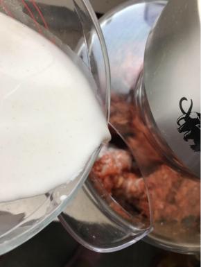 最后把150克淀粉和180克水搅匀，慢慢加入搅打，顺时针把肉打上劲，吸收了淀粉水为止，取出放盆中腌一会儿，盖保鲜膜